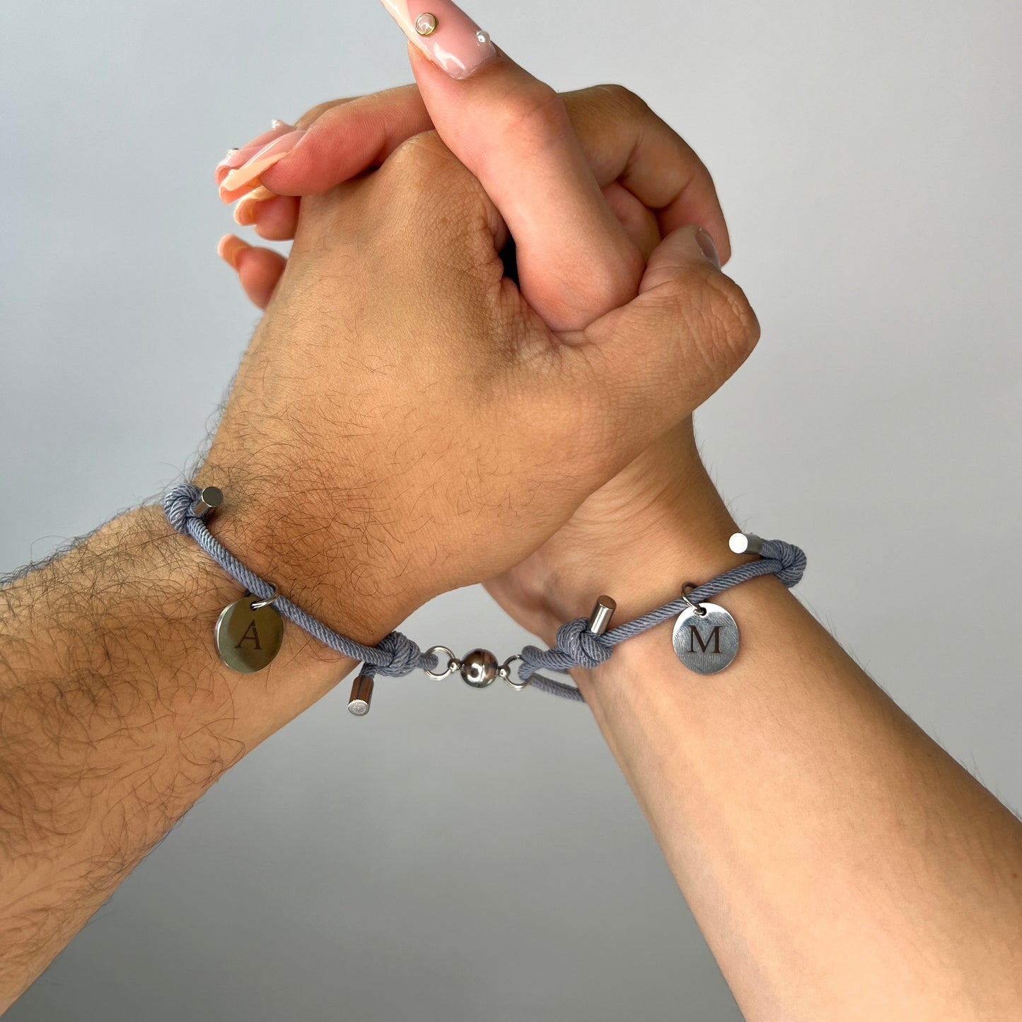 Braccialetti magnetici con iniziali