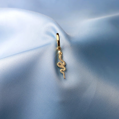 Orecchino a forma di serpente