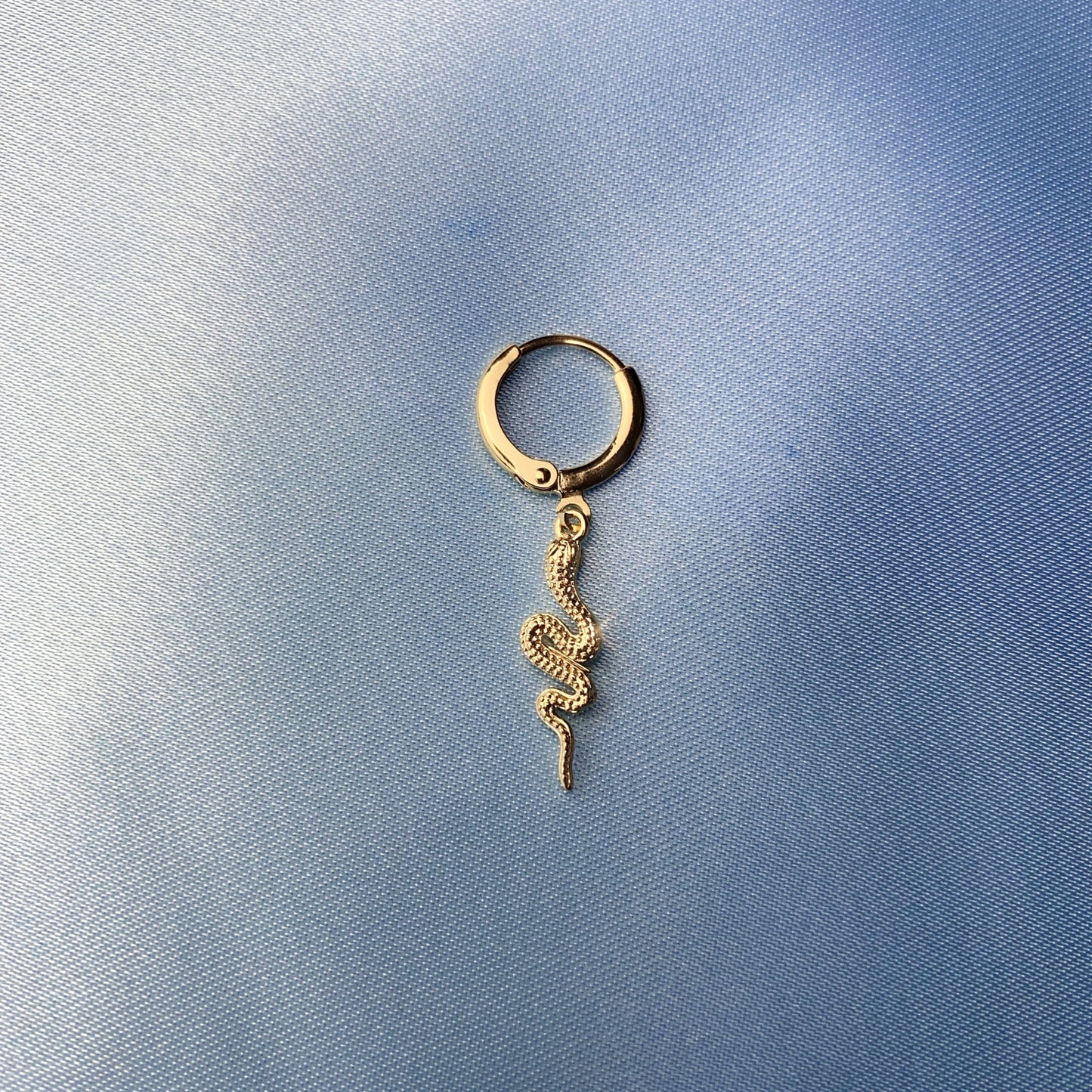 Orecchino a forma di serpente