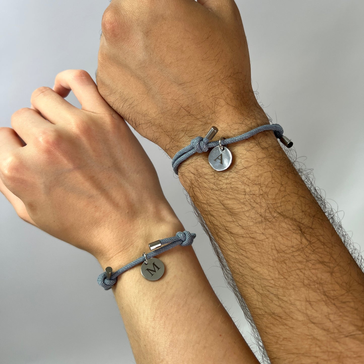 Braccialetti magnetici con iniziali